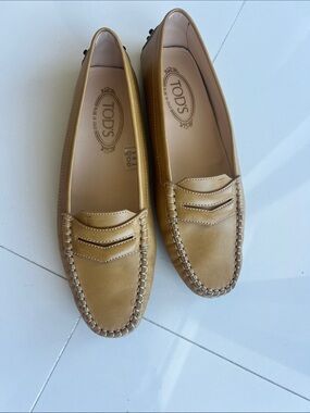 TOD'S  Camel Leather Penny Loafers size 9,5